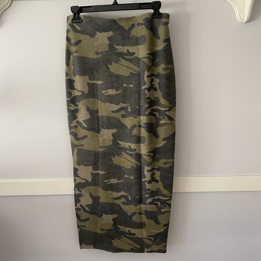 BLVD Camo Straight Skirt. Size L